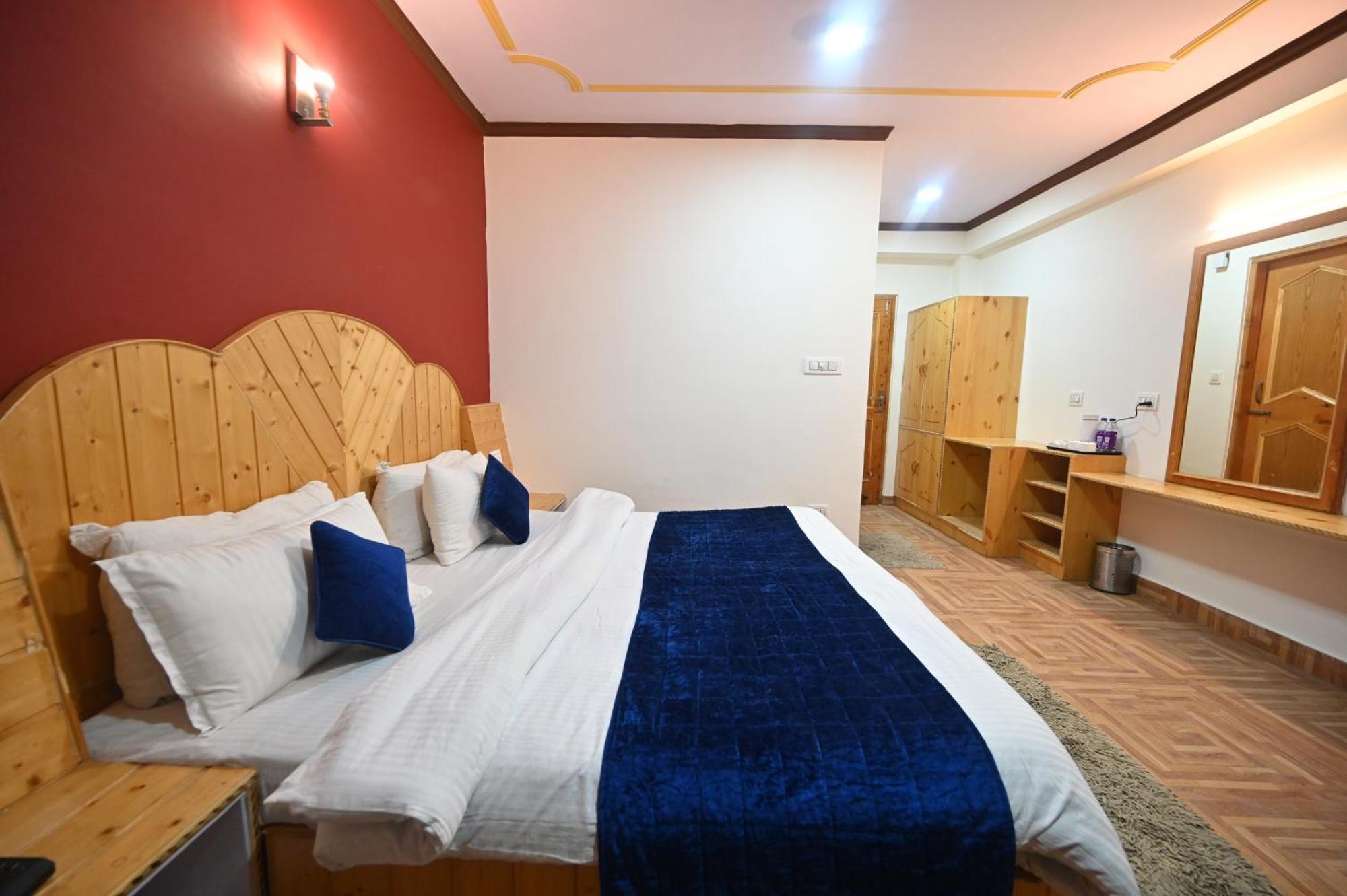 Krishana Cottage A Pure Veg !!!300 M From Hadimba Temple!!!Balcony Rooms!!!Veg Restaurant!!!Couple Friendly!!!Family Cottage!!! Manāli Buitenkant foto