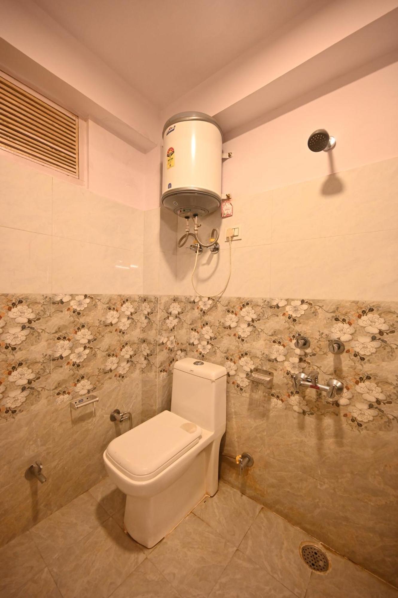 Krishana Cottage A Pure Veg !!!300 M From Hadimba Temple!!!Balcony Rooms!!!Veg Restaurant!!!Couple Friendly!!!Family Cottage!!! Manāli Buitenkant foto