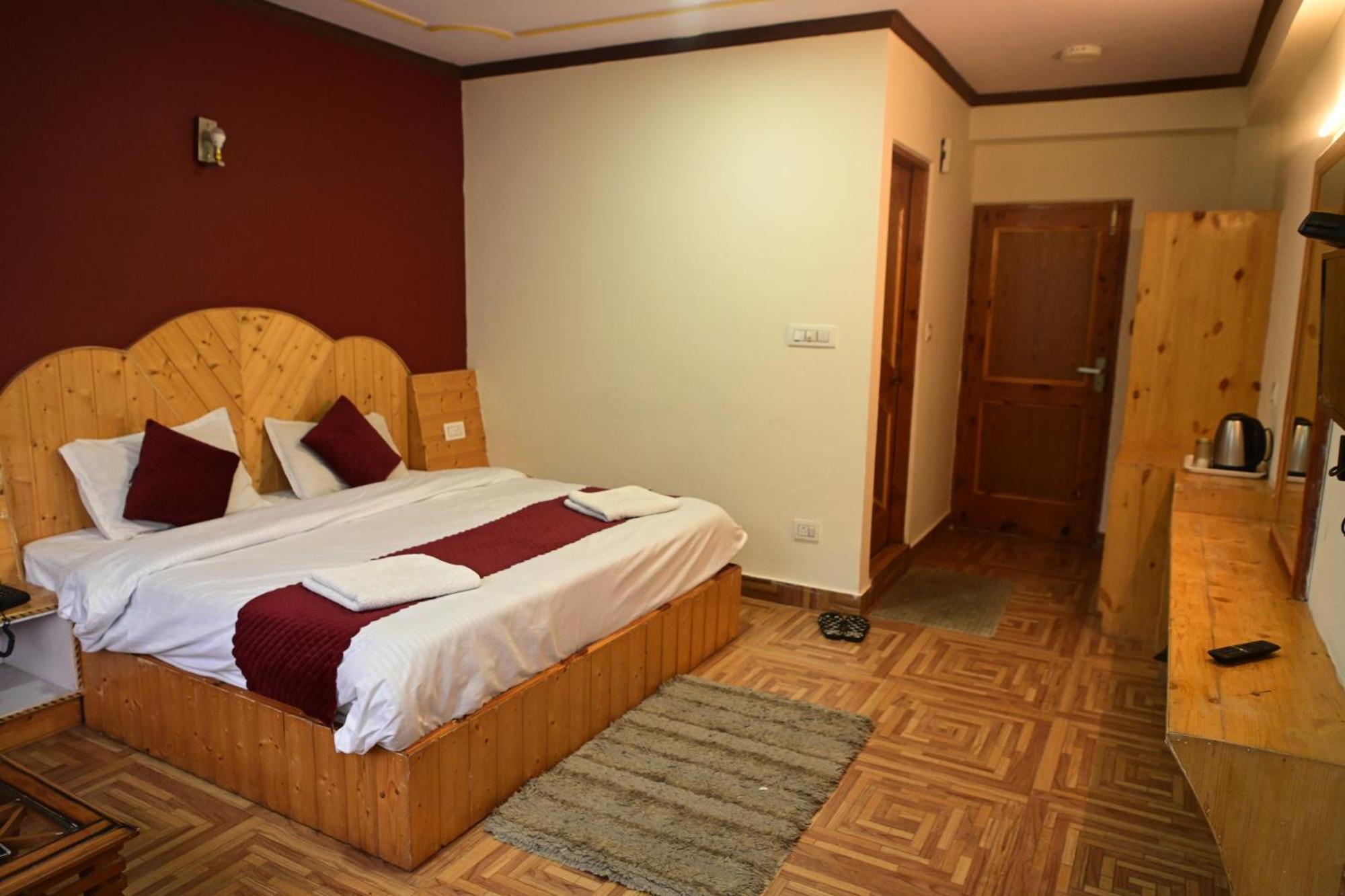 Krishana Cottage A Pure Veg !!!300 M From Hadimba Temple!!!Balcony Rooms!!!Veg Restaurant!!!Couple Friendly!!!Family Cottage!!! Manāli Buitenkant foto