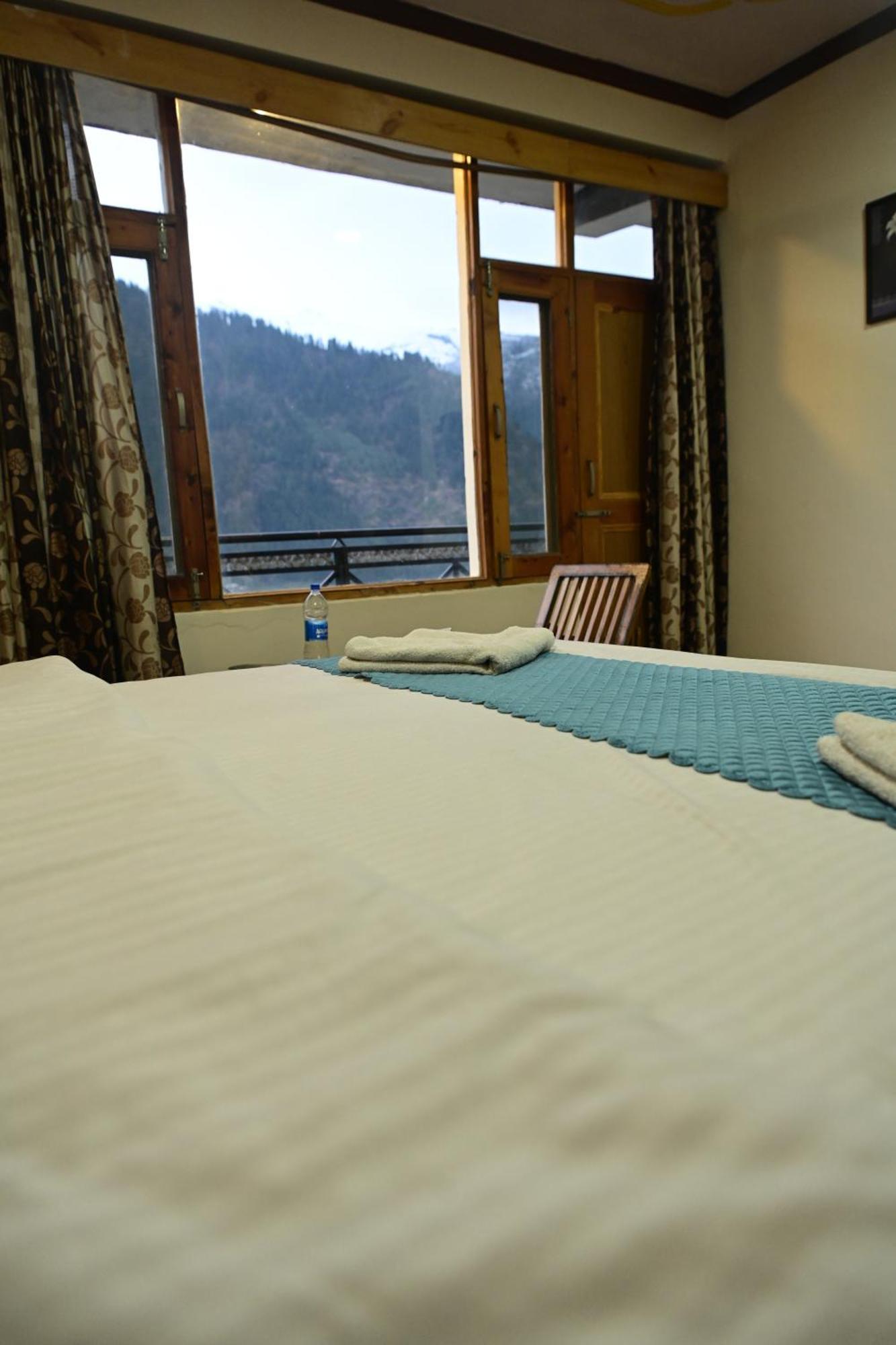 Krishana Cottage A Pure Veg !!!300 M From Hadimba Temple!!!Balcony Rooms!!!Veg Restaurant!!!Couple Friendly!!!Family Cottage!!! Manāli Buitenkant foto