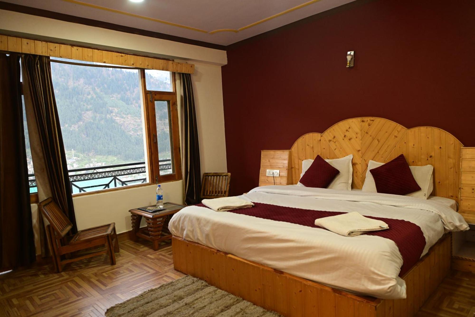 Krishana Cottage A Pure Veg !!!300 M From Hadimba Temple!!!Balcony Rooms!!!Veg Restaurant!!!Couple Friendly!!!Family Cottage!!! Manāli Buitenkant foto