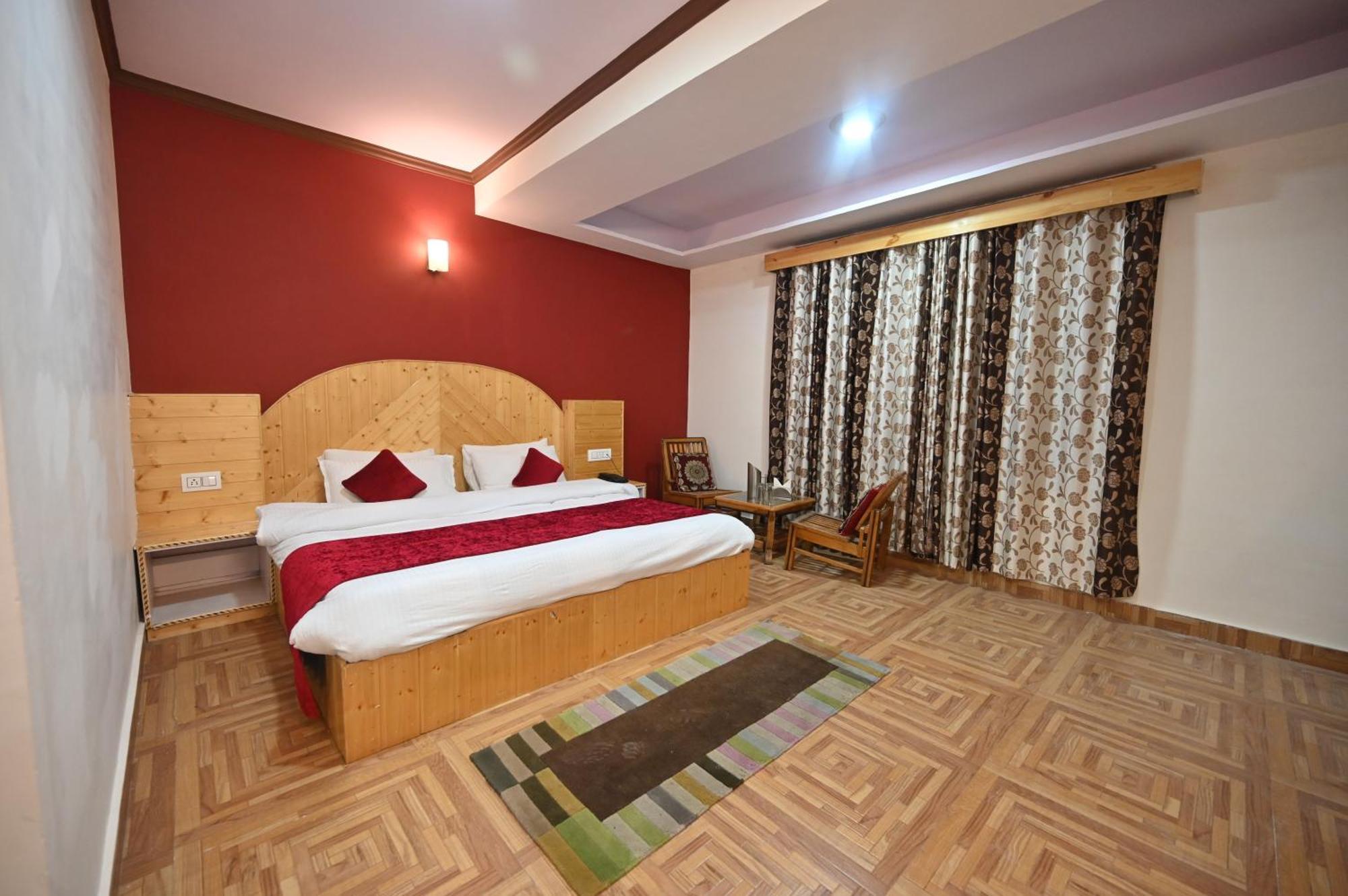 Krishana Cottage A Pure Veg !!!300 M From Hadimba Temple!!!Balcony Rooms!!!Veg Restaurant!!!Couple Friendly!!!Family Cottage!!! Manāli Buitenkant foto
