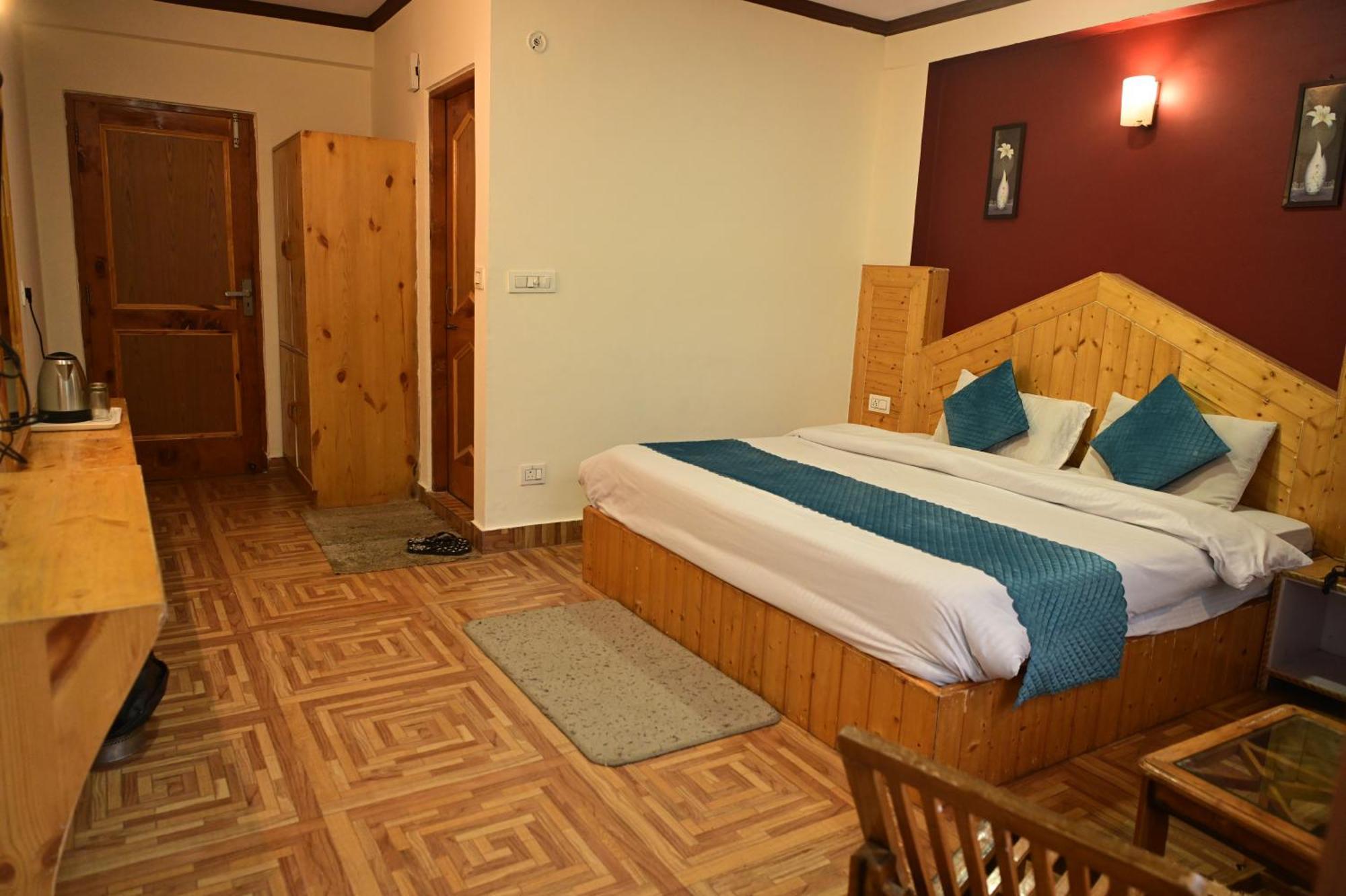 Krishana Cottage A Pure Veg !!!300 M From Hadimba Temple!!!Balcony Rooms!!!Veg Restaurant!!!Couple Friendly!!!Family Cottage!!! Manāli Buitenkant foto