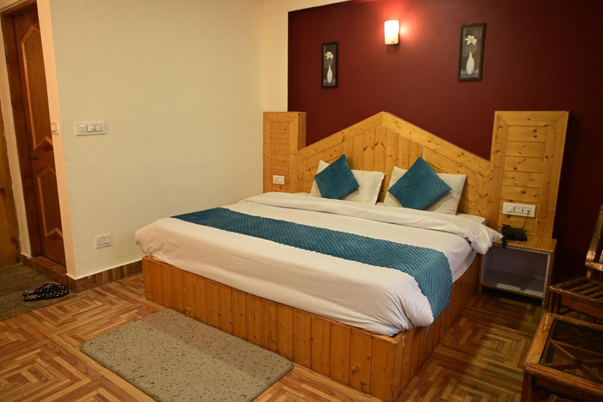 Krishana Cottage A Pure Veg !!!300 M From Hadimba Temple!!!Balcony Rooms!!!Veg Restaurant!!!Couple Friendly!!!Family Cottage!!! Manāli Buitenkant foto