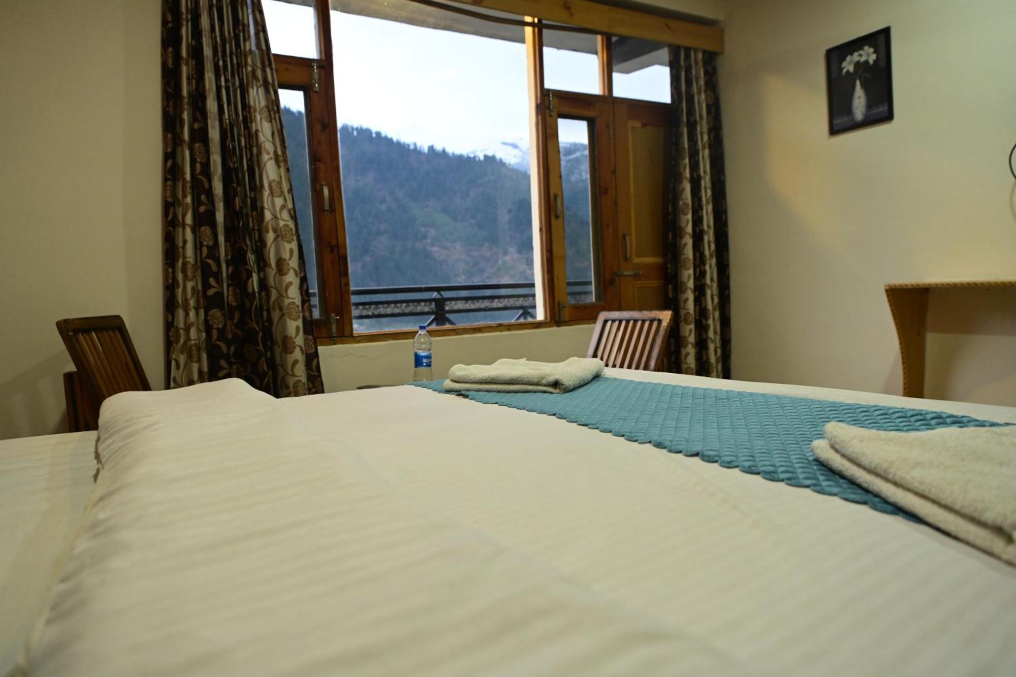 Krishana Cottage A Pure Veg !!!300 M From Hadimba Temple!!!Balcony Rooms!!!Veg Restaurant!!!Couple Friendly!!!Family Cottage!!! Manāli Buitenkant foto