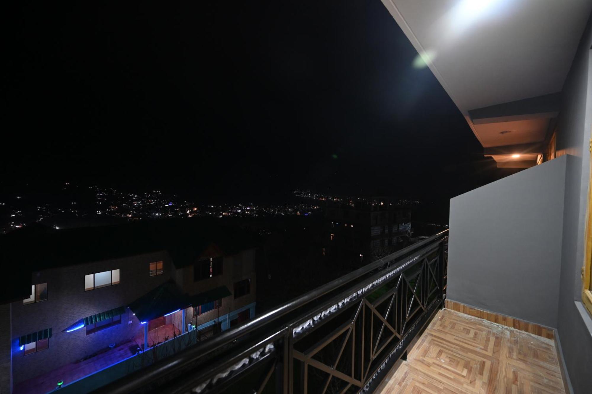 Krishana Cottage A Pure Veg !!!300 M From Hadimba Temple!!!Balcony Rooms!!!Veg Restaurant!!!Couple Friendly!!!Family Cottage!!! Manāli Buitenkant foto