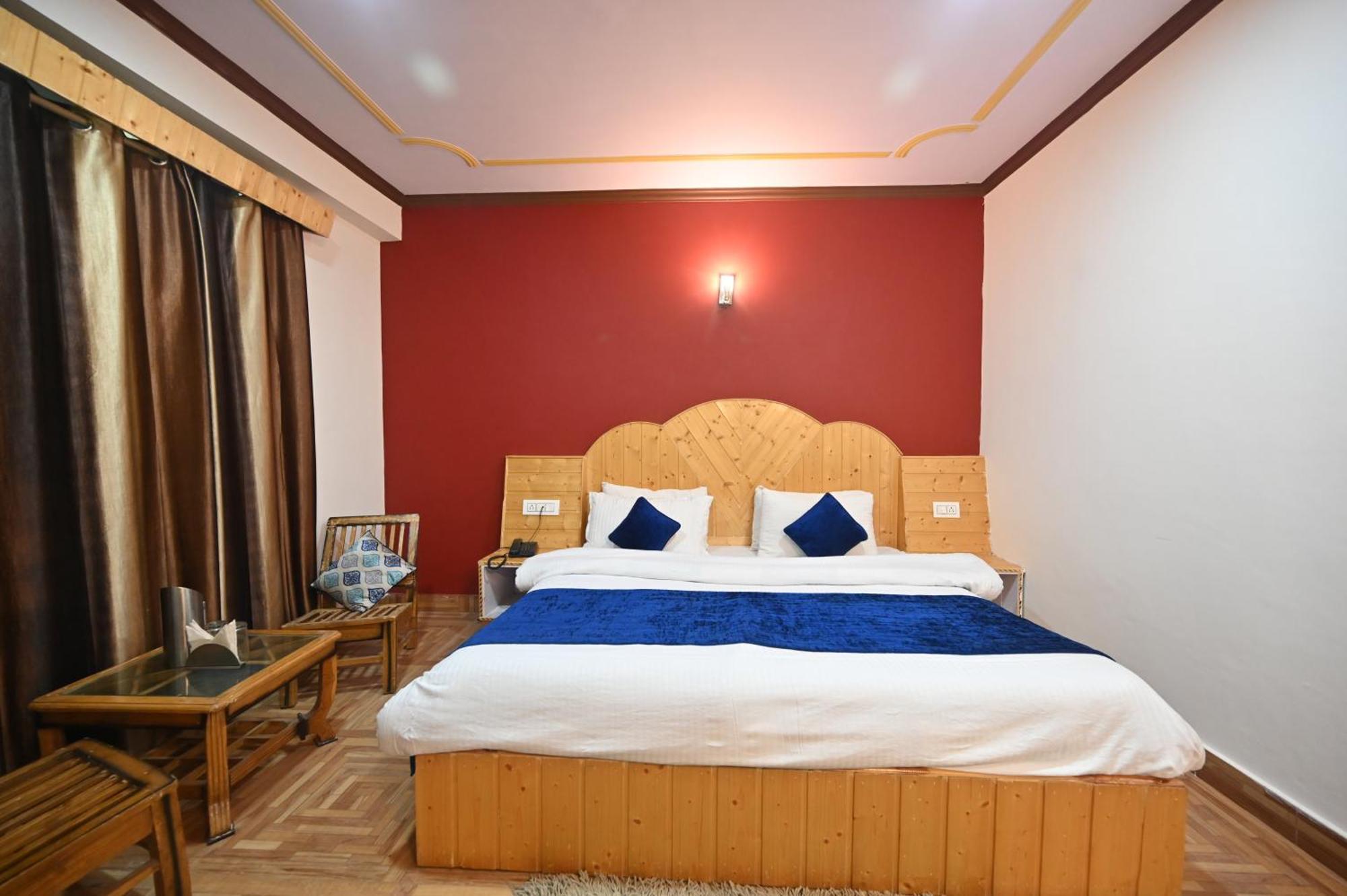 Krishana Cottage A Pure Veg !!!300 M From Hadimba Temple!!!Balcony Rooms!!!Veg Restaurant!!!Couple Friendly!!!Family Cottage!!! Manāli Buitenkant foto