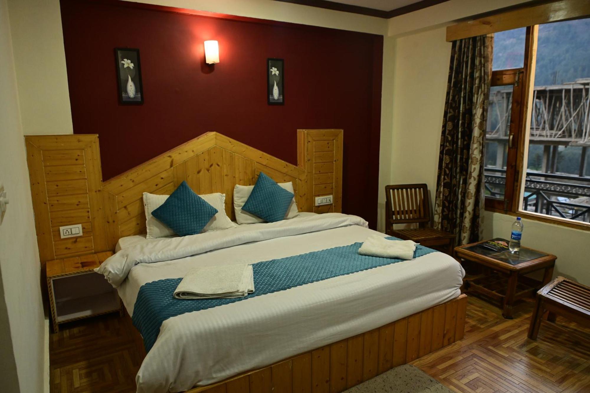 Krishana Cottage A Pure Veg !!!300 M From Hadimba Temple!!!Balcony Rooms!!!Veg Restaurant!!!Couple Friendly!!!Family Cottage!!! Manāli Buitenkant foto