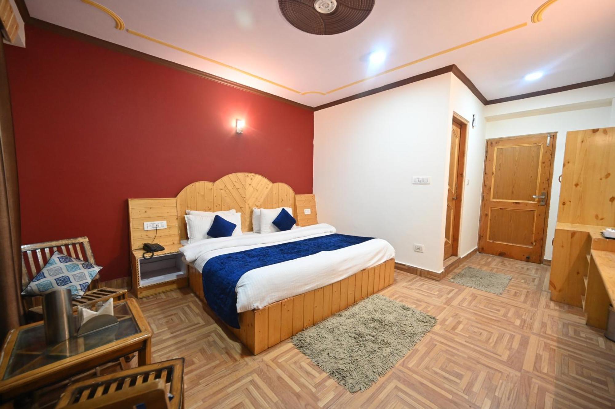 Krishana Cottage A Pure Veg !!!300 M From Hadimba Temple!!!Balcony Rooms!!!Veg Restaurant!!!Couple Friendly!!!Family Cottage!!! Manāli Buitenkant foto