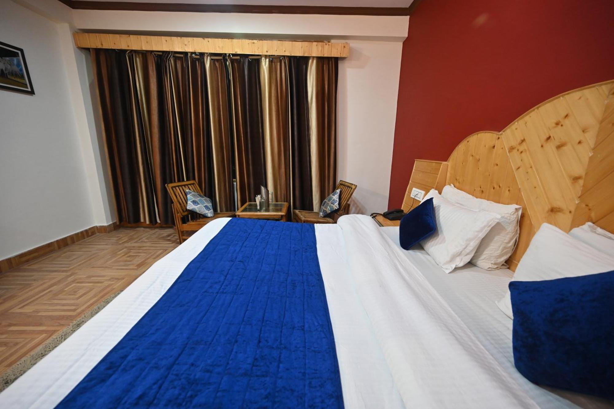 Krishana Cottage A Pure Veg !!!300 M From Hadimba Temple!!!Balcony Rooms!!!Veg Restaurant!!!Couple Friendly!!!Family Cottage!!! Manāli Buitenkant foto