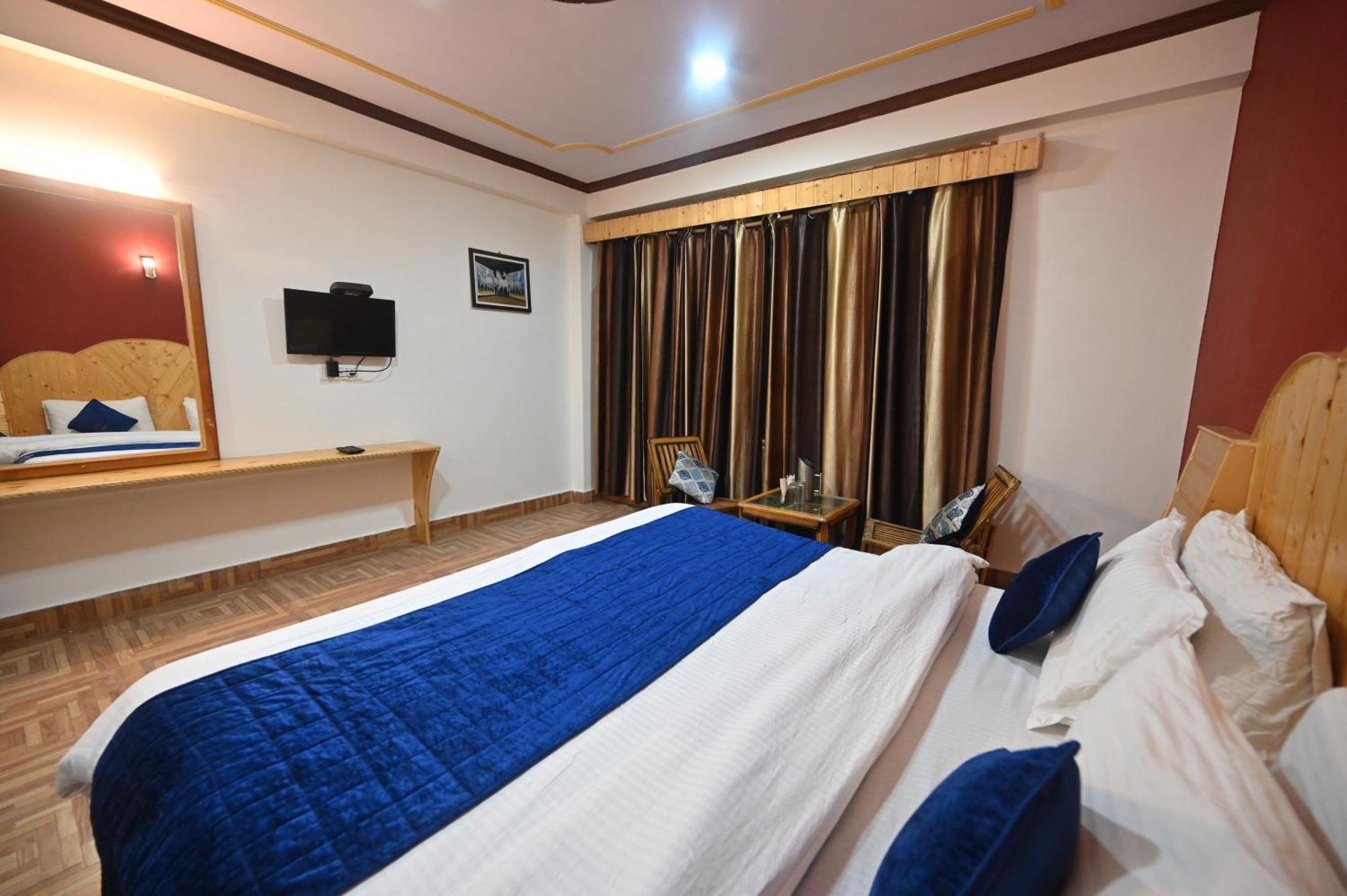 Krishana Cottage A Pure Veg !!!300 M From Hadimba Temple!!!Balcony Rooms!!!Veg Restaurant!!!Couple Friendly!!!Family Cottage!!! Manāli Buitenkant foto