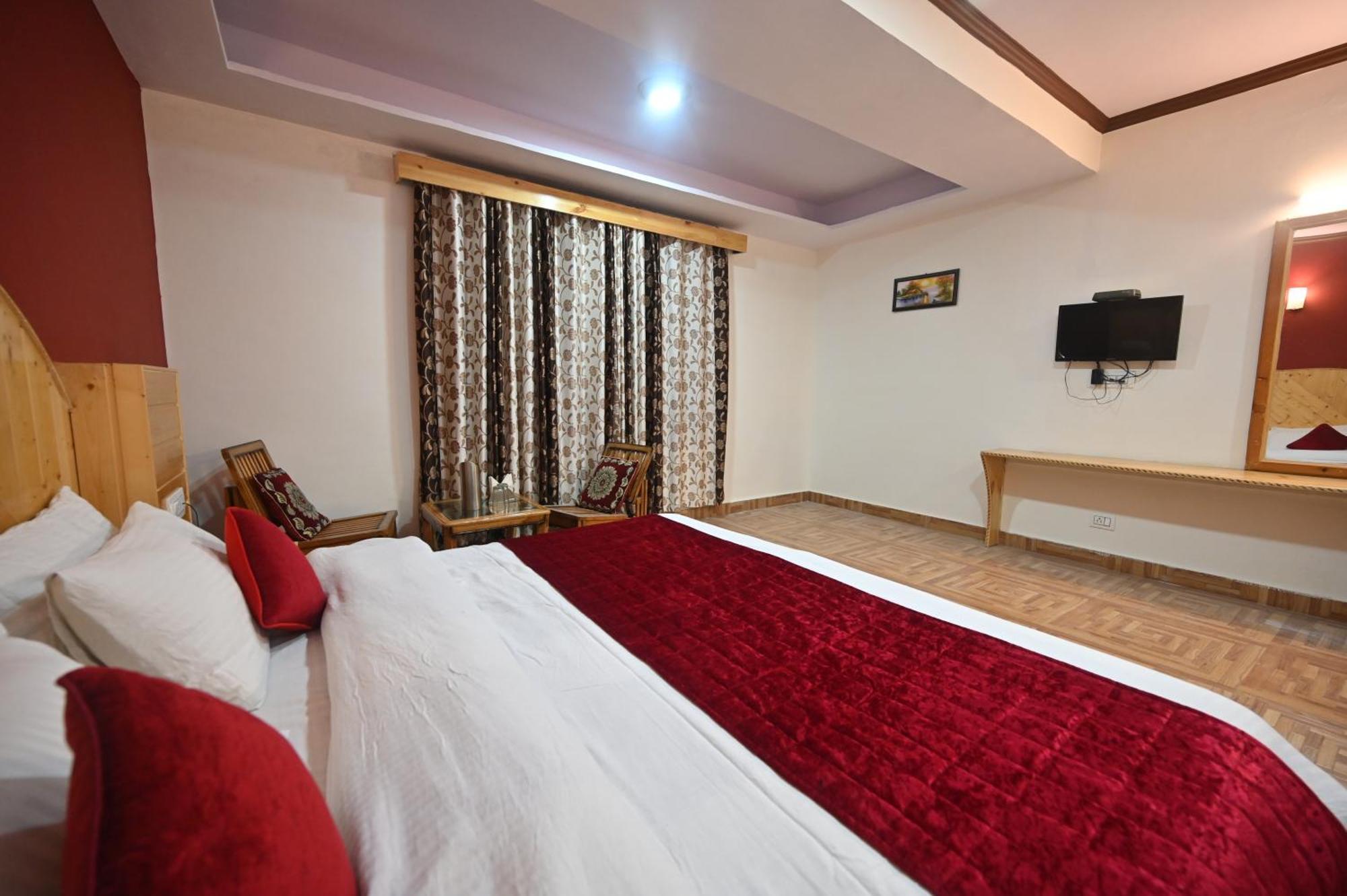 Krishana Cottage A Pure Veg !!!300 M From Hadimba Temple!!!Balcony Rooms!!!Veg Restaurant!!!Couple Friendly!!!Family Cottage!!! Manāli Buitenkant foto