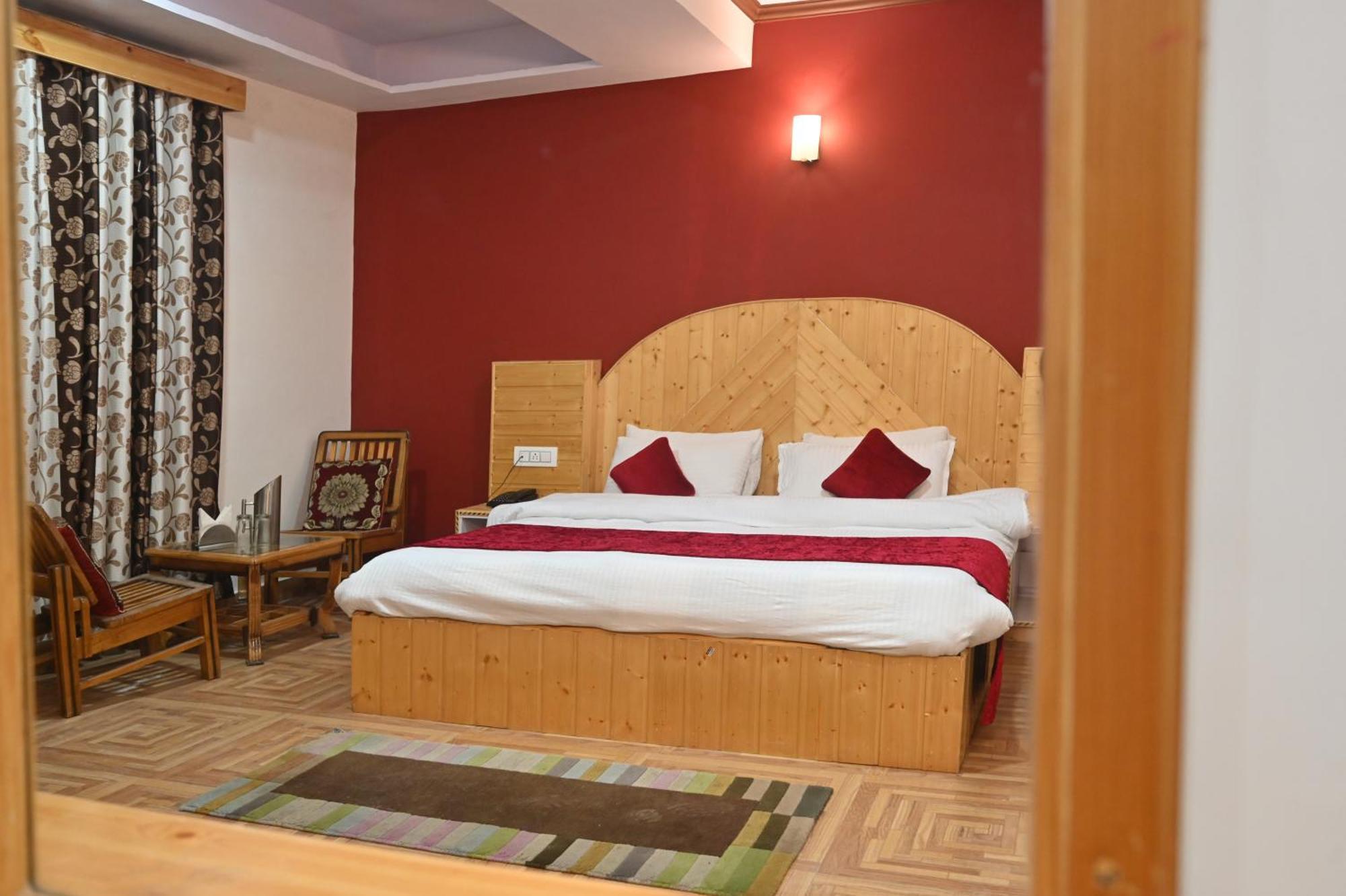 Krishana Cottage A Pure Veg !!!300 M From Hadimba Temple!!!Balcony Rooms!!!Veg Restaurant!!!Couple Friendly!!!Family Cottage!!! Manāli Buitenkant foto