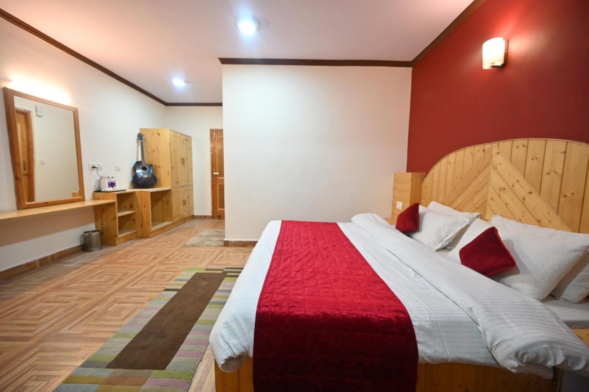 Krishana Cottage A Pure Veg !!!300 M From Hadimba Temple!!!Balcony Rooms!!!Veg Restaurant!!!Couple Friendly!!!Family Cottage!!! Manāli Buitenkant foto