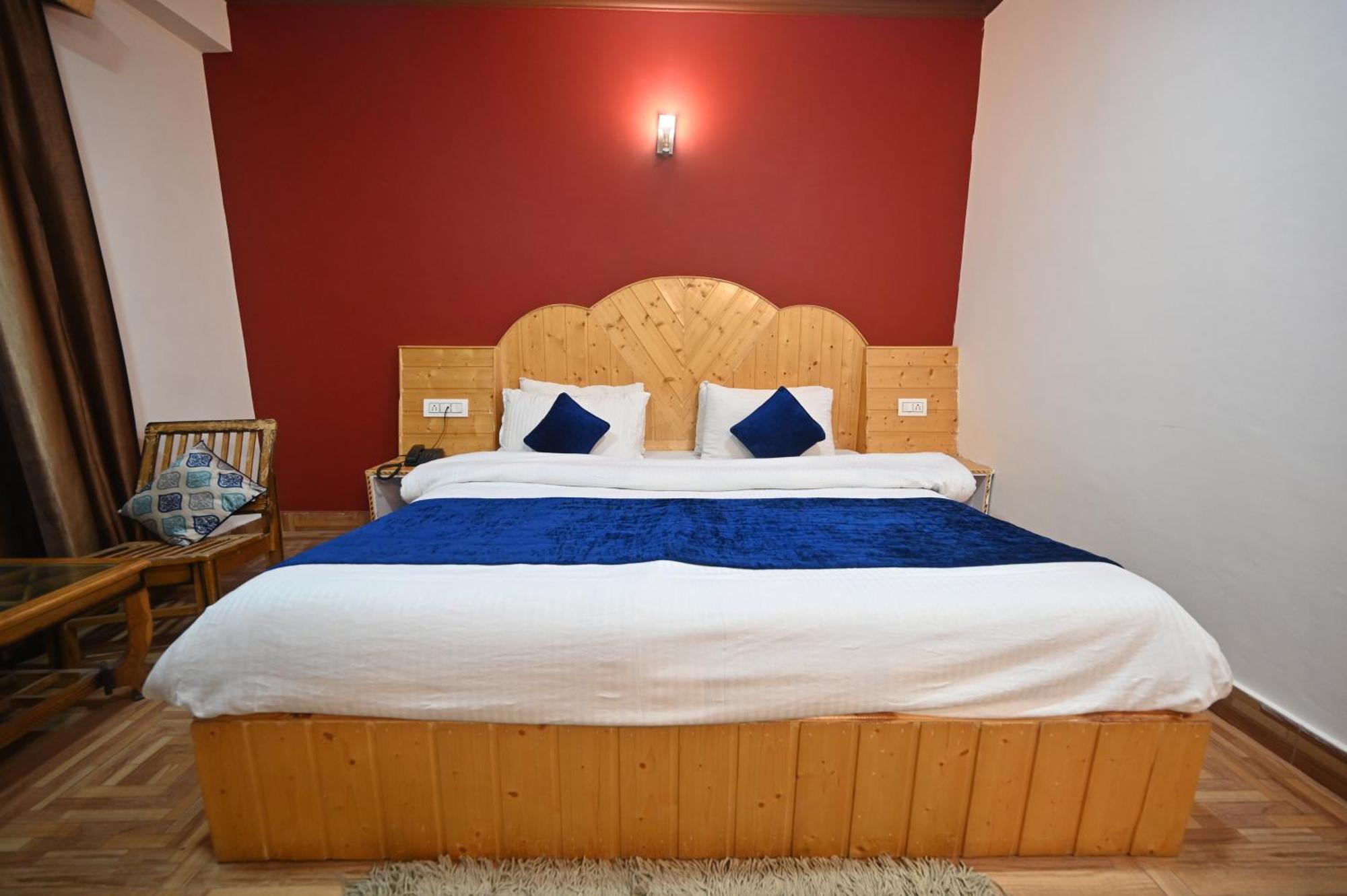 Krishana Cottage A Pure Veg !!!300 M From Hadimba Temple!!!Balcony Rooms!!!Veg Restaurant!!!Couple Friendly!!!Family Cottage!!! Manāli Buitenkant foto