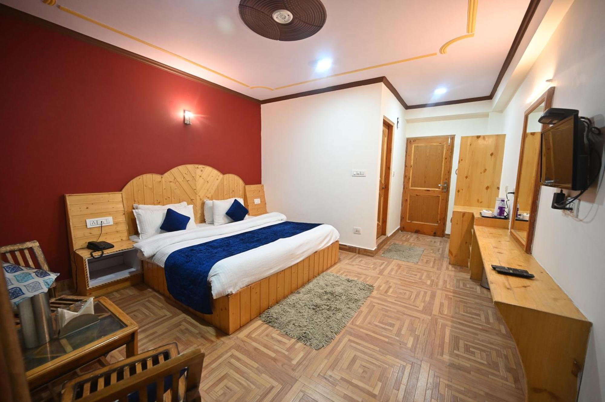 Krishana Cottage A Pure Veg !!!300 M From Hadimba Temple!!!Balcony Rooms!!!Veg Restaurant!!!Couple Friendly!!!Family Cottage!!! Manāli Buitenkant foto