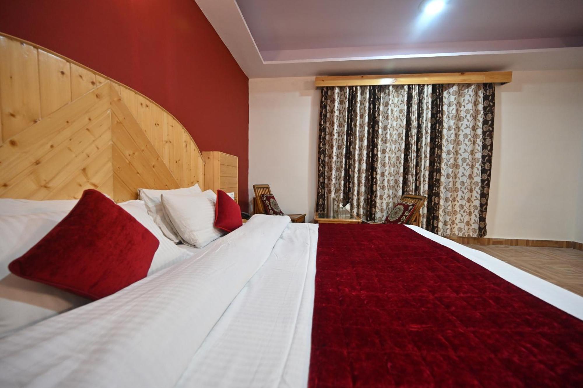 Krishana Cottage A Pure Veg !!!300 M From Hadimba Temple!!!Balcony Rooms!!!Veg Restaurant!!!Couple Friendly!!!Family Cottage!!! Manāli Buitenkant foto