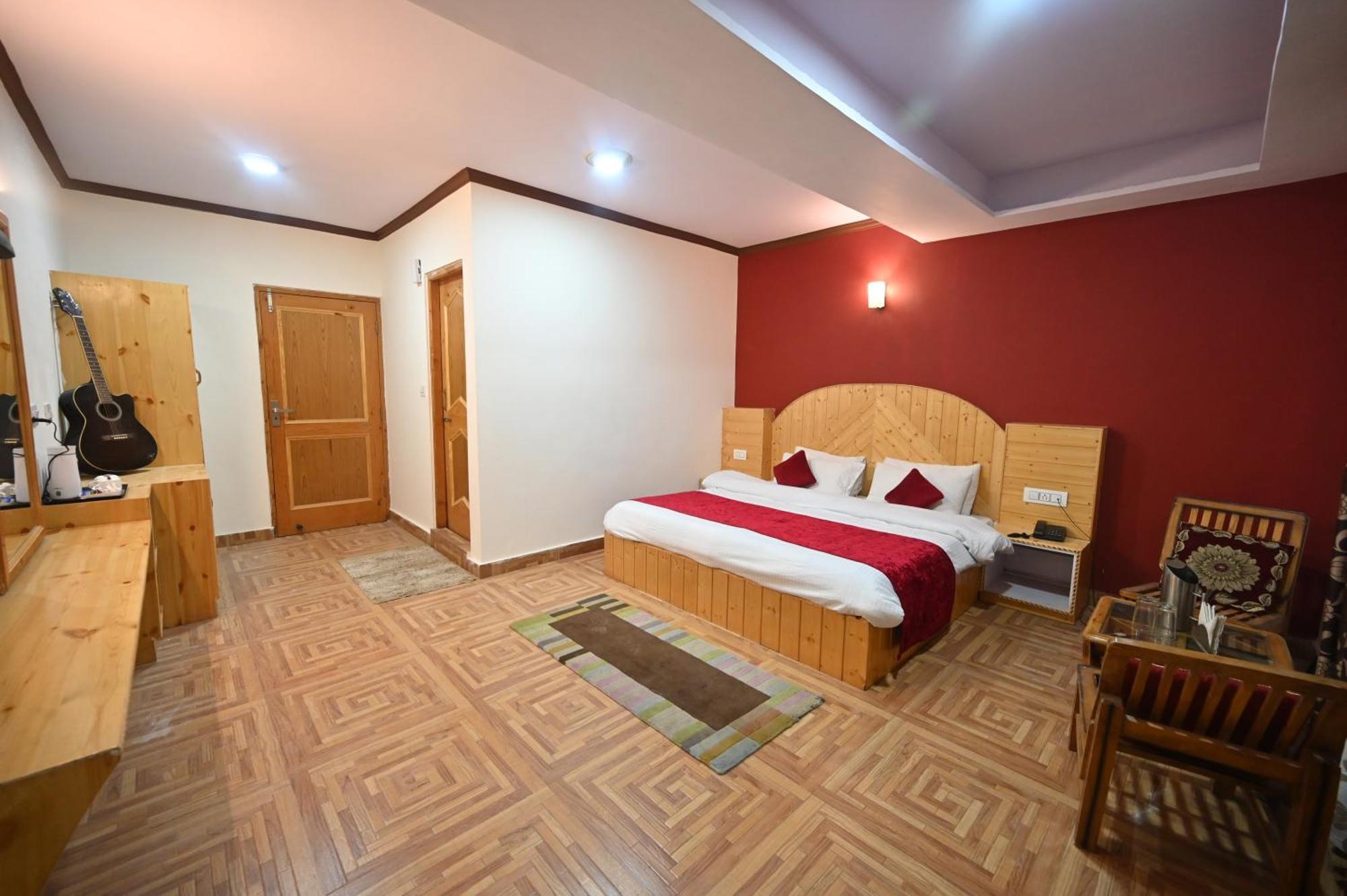 Krishana Cottage A Pure Veg !!!300 M From Hadimba Temple!!!Balcony Rooms!!!Veg Restaurant!!!Couple Friendly!!!Family Cottage!!! Manāli Buitenkant foto