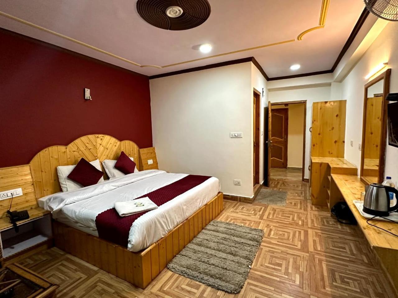 Krishana Cottage A Pure Veg !!!300 M From Hadimba Temple!!!Balcony Rooms!!!Veg Restaurant!!!Couple Friendly!!!Family Cottage!!! Manāli Kamer foto