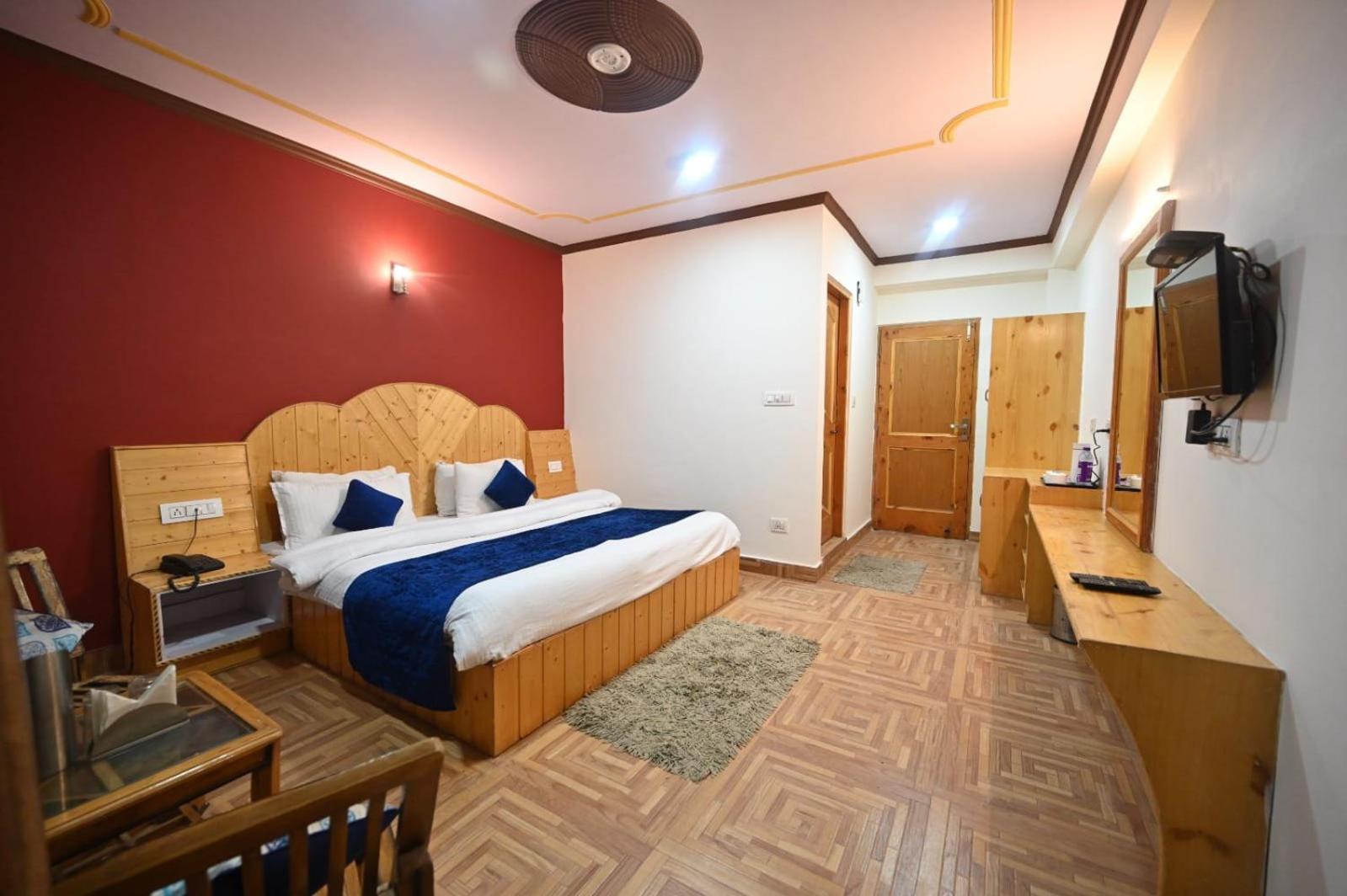 Krishana Cottage A Pure Veg !!!300 M From Hadimba Temple!!!Balcony Rooms!!!Veg Restaurant!!!Couple Friendly!!!Family Cottage!!! Manāli Kamer foto