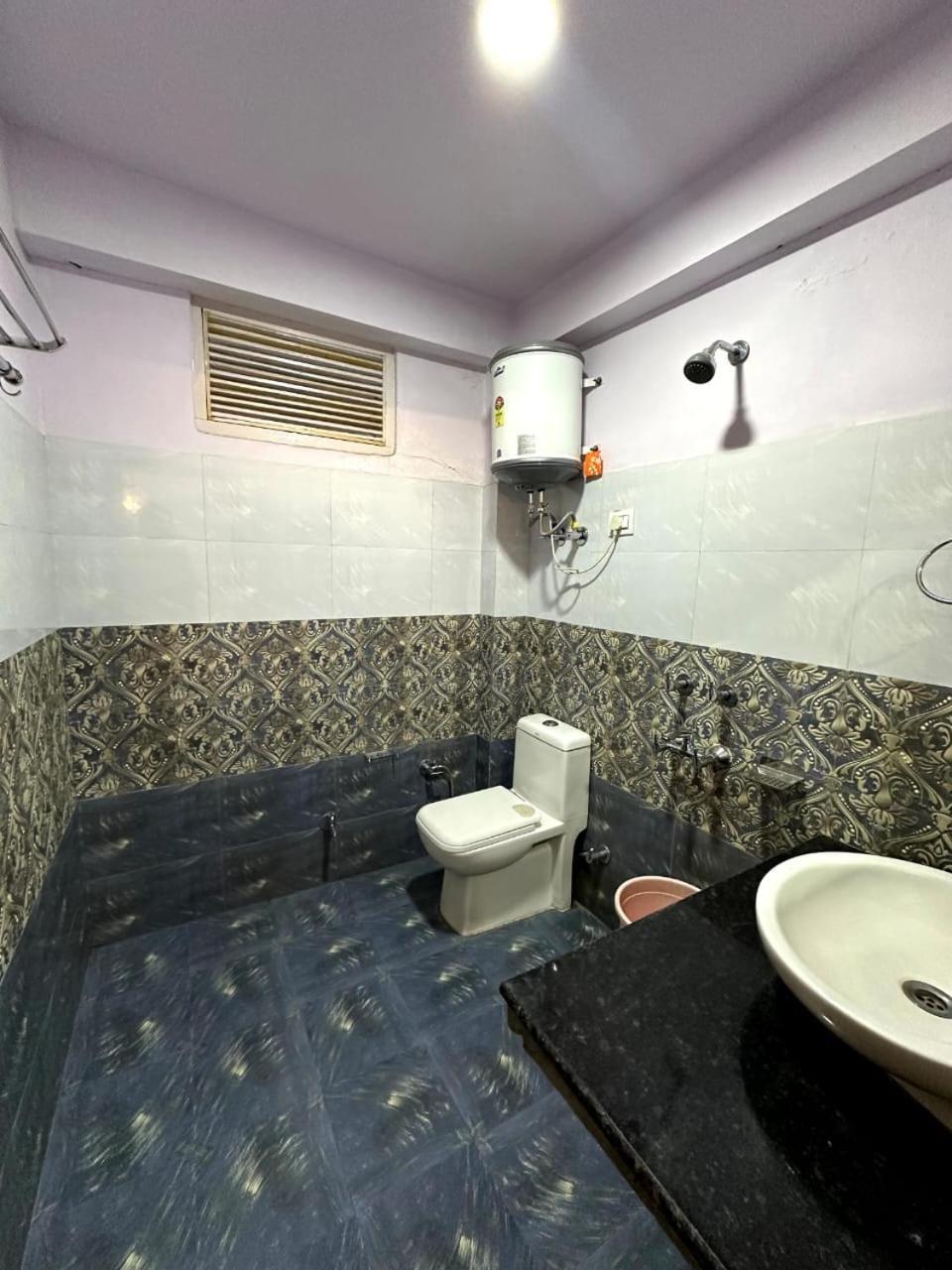 Krishana Cottage A Pure Veg !!!300 M From Hadimba Temple!!!Balcony Rooms!!!Veg Restaurant!!!Couple Friendly!!!Family Cottage!!! Manāli Buitenkant foto