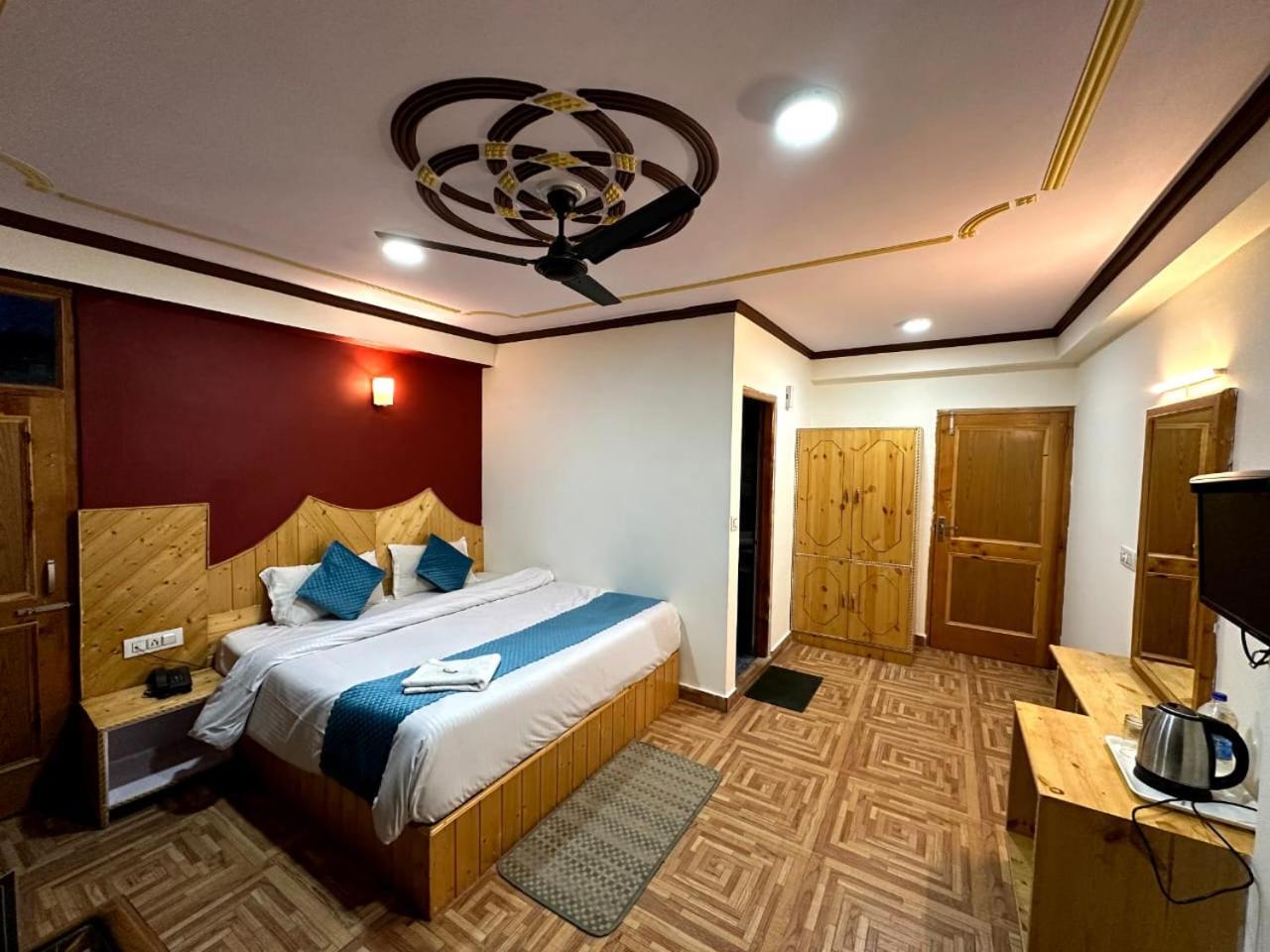 Krishana Cottage A Pure Veg !!!300 M From Hadimba Temple!!!Balcony Rooms!!!Veg Restaurant!!!Couple Friendly!!!Family Cottage!!! Manāli Buitenkant foto