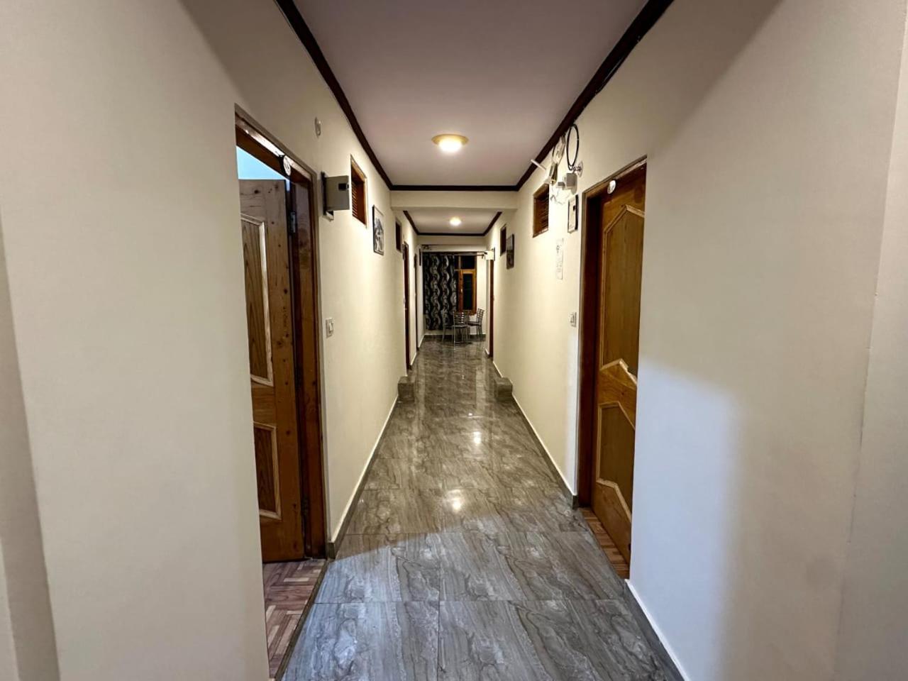 Krishana Cottage A Pure Veg !!!300 M From Hadimba Temple!!!Balcony Rooms!!!Veg Restaurant!!!Couple Friendly!!!Family Cottage!!! Manāli Buitenkant foto