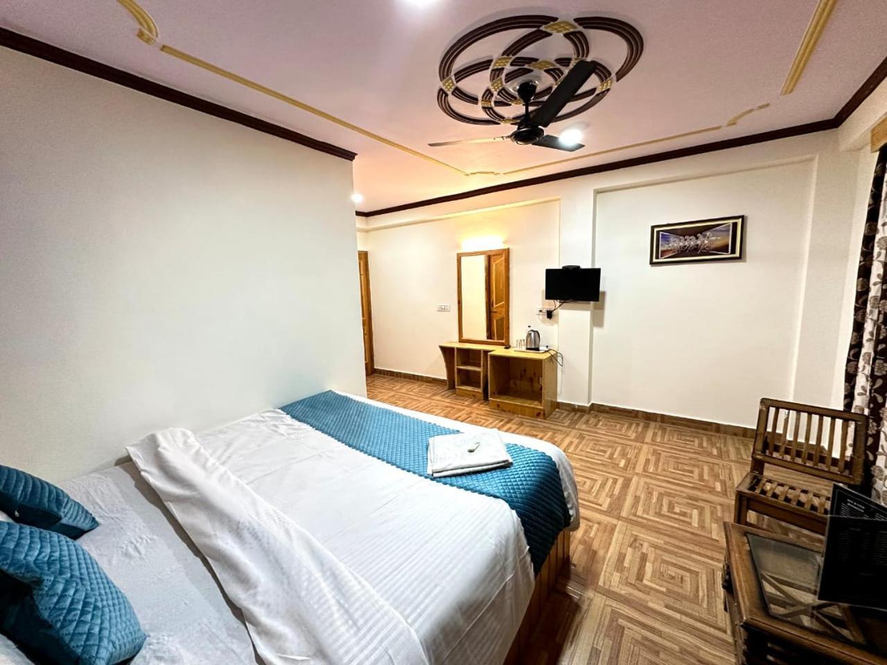 Krishana Cottage A Pure Veg !!!300 M From Hadimba Temple!!!Balcony Rooms!!!Veg Restaurant!!!Couple Friendly!!!Family Cottage!!! Manāli Buitenkant foto