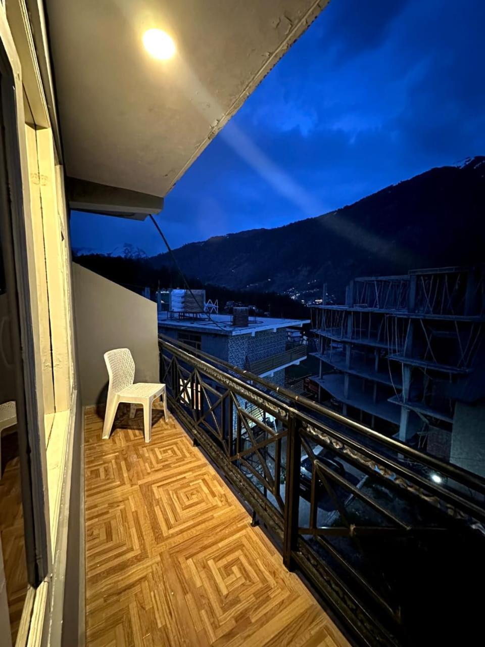 Krishana Cottage A Pure Veg !!!300 M From Hadimba Temple!!!Balcony Rooms!!!Veg Restaurant!!!Couple Friendly!!!Family Cottage!!! Manāli Buitenkant foto